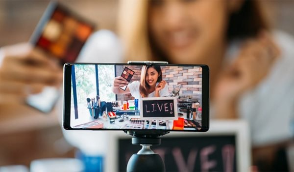 Mức giá chỉ từ 0,09 USD/phút, tương đương 2.200 đồng, rẻ hơn nhiều so với streamer người thật vốn tiêu tốn 0,42–1,08 USD/phút.