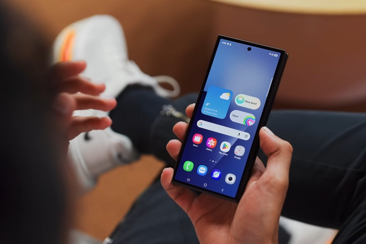 Bằng việc chấp nhận Galaxy Z TriFold như một sản phẩm “dẫn đường”, Samsung đang đặt cược dài hạn vào tương lai điện thoại gập ba thay vì lợi nhuận tức thời.