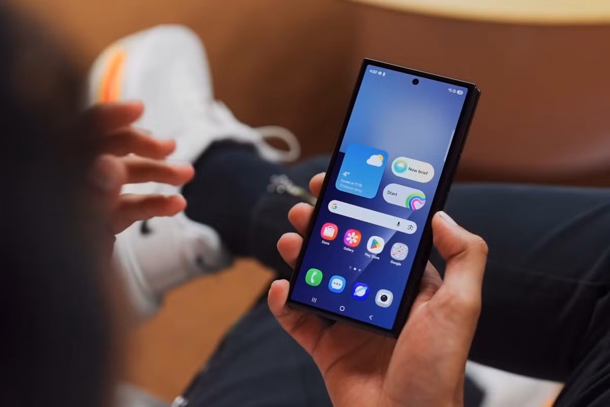 Bằng việc chấp nhận Galaxy Z TriFold như một sản phẩm “dẫn đường”, Samsung đang đặt cược dài hạn vào tương lai điện thoại gập ba thay vì lợi nhuận tức thời.