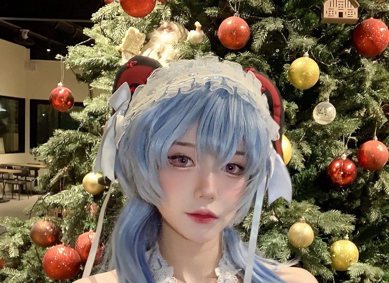 Outfit mang tông màu ngọt ngào, điểm xuyết hoa và ngọc trai đã tạo nên vẻ ngoài vừa cổ điển vừa quyến rũ.