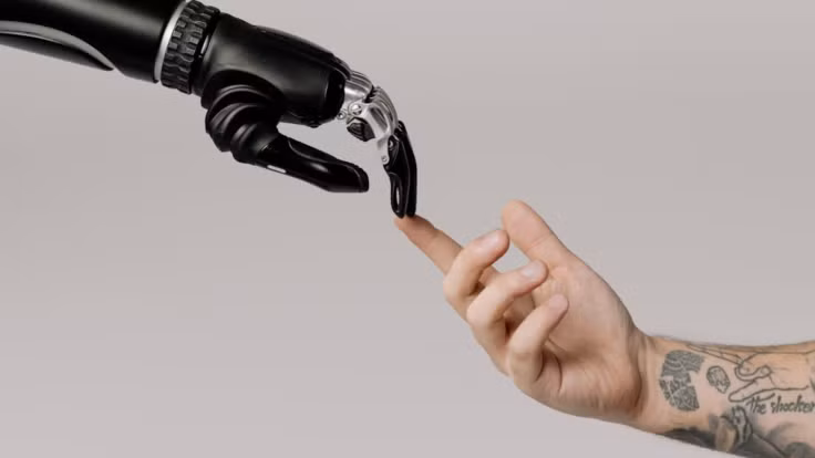 Cách tiếp cận này tạo ra bước ngoặt lớn khi phá vỡ mô hình thâm niên truyền thống, buộc nhân sự phải chứng minh giá trị thông qua khả năng tận dụng AI để tối ưu hiệu suất.