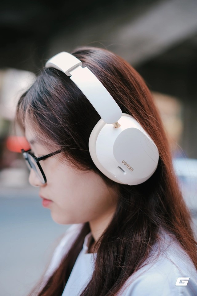 App điều khiển hỗ trợ đổi EQ, bật Spatial Sound, ghép nối hai thiết bị và cập nhật firmware.(Ảnh: Người đưa tin)