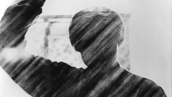 Tin vào “ảo giác” này, anh mất ngủ, tự hại bản thân và buộc phải nhập viện điều trị nhiều tuần.