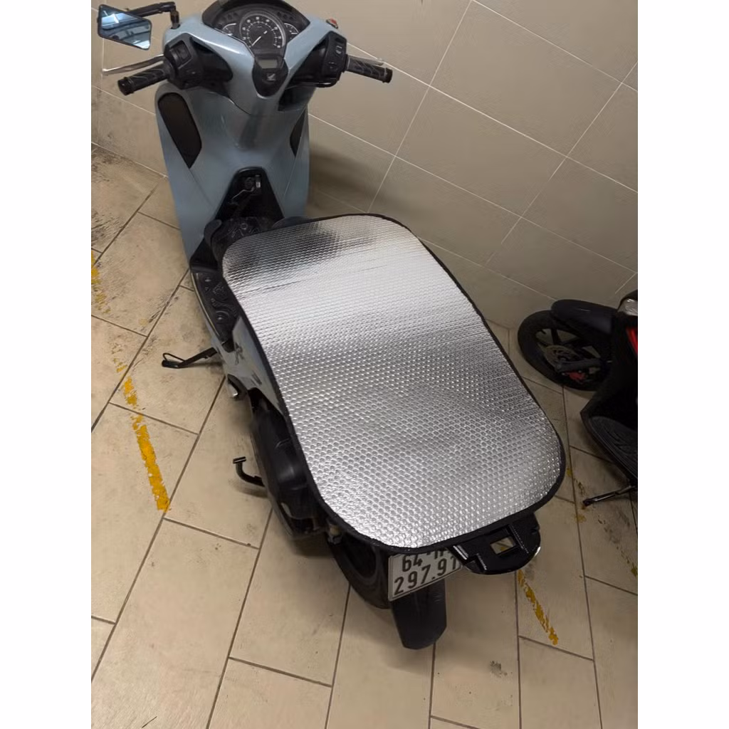Tấm bạt che nắng yên xe máy Batiè giá siêu rẻ từ 17.000 đến 28.000 đồng, chống nóng rát hiệu quả khi xe để ngoài trời, giúp người dùng thoải mái hơn khi bắt đầu hành trình dưới nắng gắt.