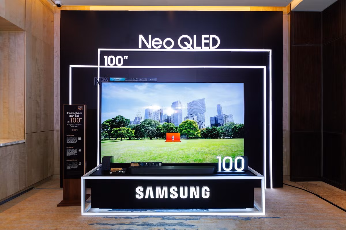 Lần đầu tiên, người dùng có thể điều khiển TV bằng cử chỉ tay khi kết hợp cùng đồng hồ Galaxy Watch, kể cả khi đang bận tay.