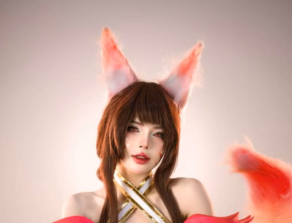 Trong trang phục tỉ mỉ, Mai Dora khoe thần thái sắc sảo cùng chiếc đuôi hồng nổi bật.