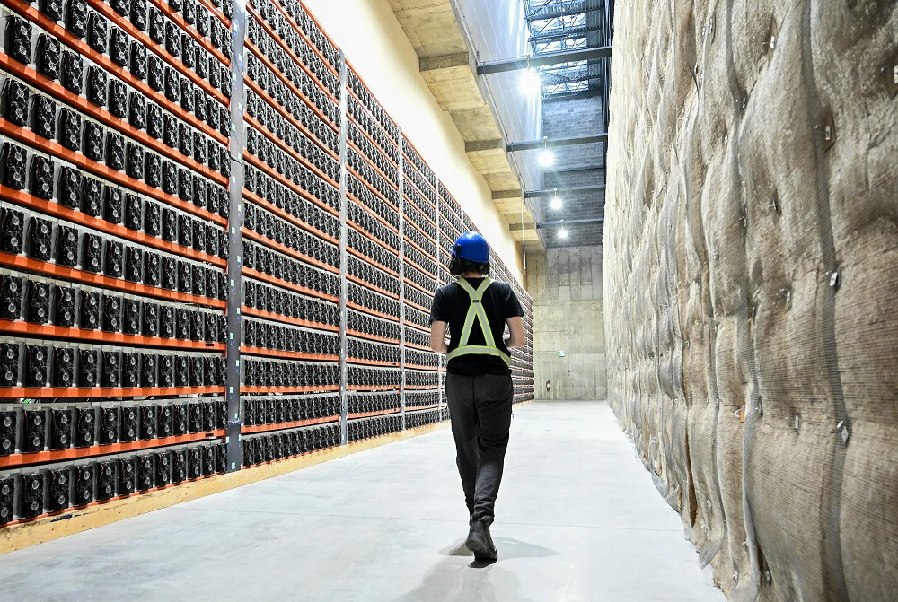 CEO Ben Gagnon khẳng định sẽ triển khai hàng nghìn máy chủ Nvidia GB300 NVL72 trong thời gian tới.