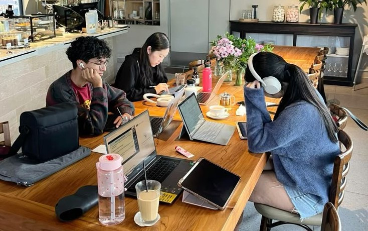 Ngày càng nhiều người trẻ sử dụng ChatGPT để viết CV, thư xin việc và câu trả lời phỏng vấn.