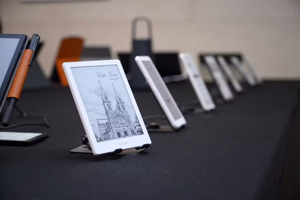 Ngoài ánh sáng, cỡ chữ nhỏ hoặc khoảng cách dòng không hợp lý cũng làm mắt phải tập trung nhiều hơn.