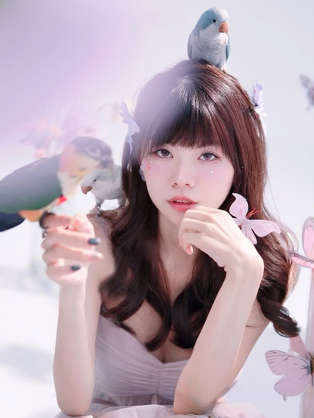 Giữa làn sóng hot girl nội dung na ná nhau, zi_huang_ bất ngờ nổi bật nhờ biệt tài nuôi và gắn bó với nhiều loài chim vẹt.