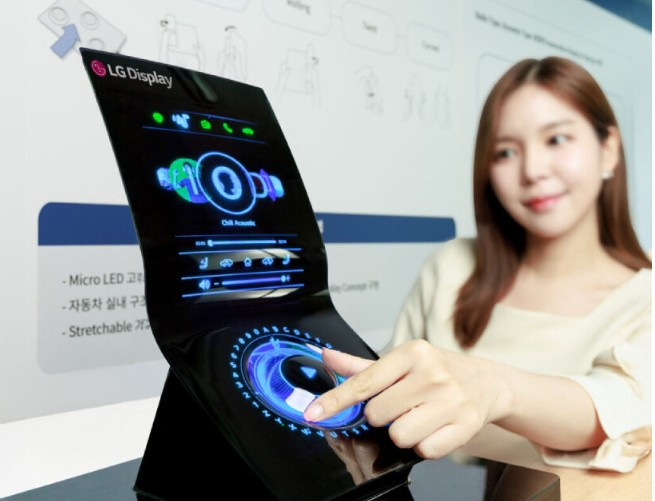 Chất liệu silicon dùng trong kính áp tròng và công nghệ dây dẫn mới giúp tăng độ đàn hồi.(Ảnh: designboom)