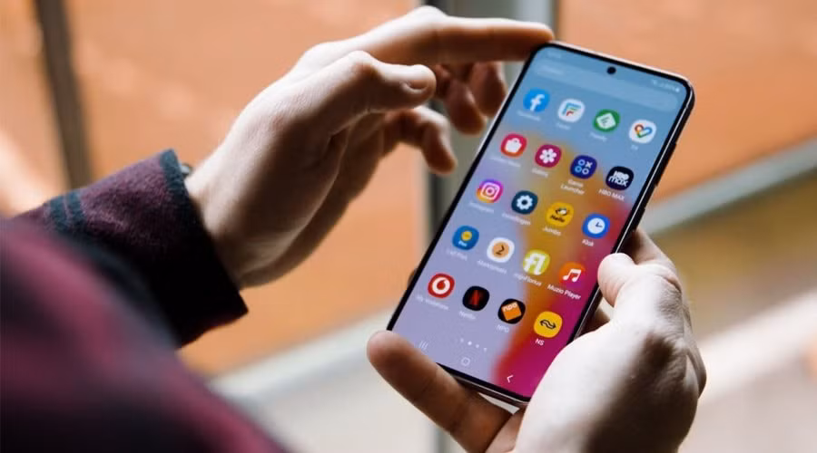 Việc tắt tính năng Glance trả lại màn hình khóa sạch sẽ, không quảng cáo chen ngang.