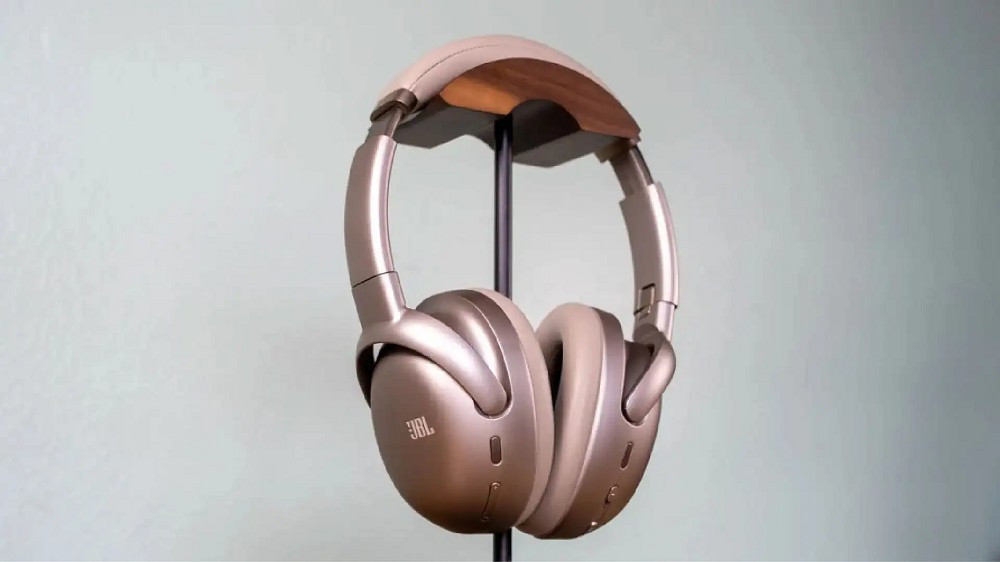 Thời lượng pin lên tới 70 giờ và âm bass đậm chất JBL khiến mẫu tai nghe này đặc biệt phù hợp với người dùng di chuyển thường xuyên.