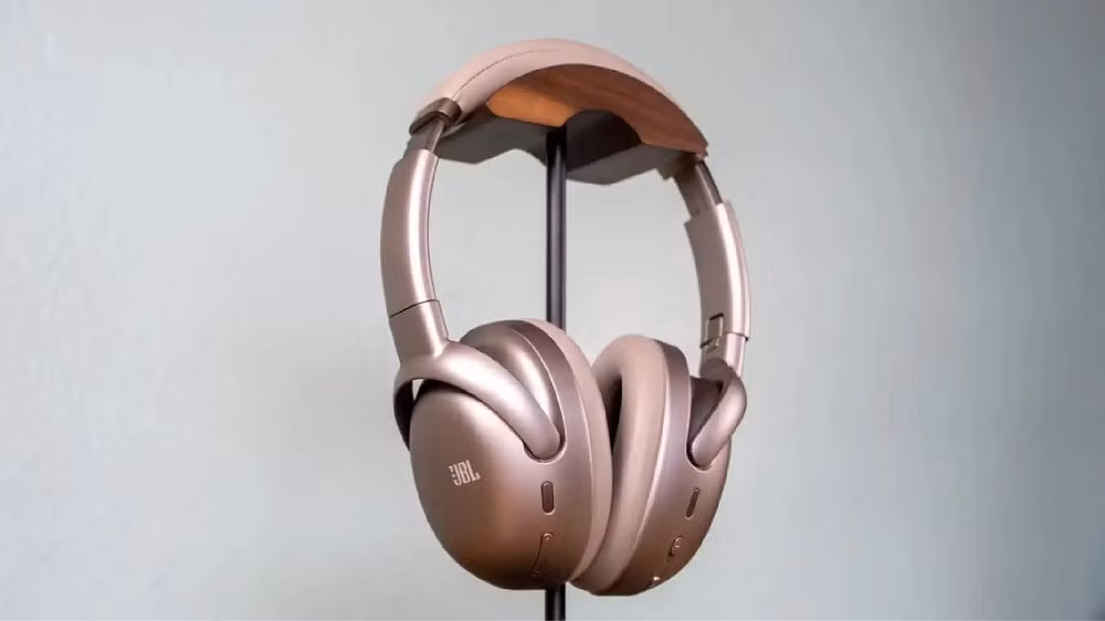 Thời lượng pin lên tới 70 giờ và âm bass đậm chất JBL khiến mẫu tai nghe này đặc biệt phù hợp với người dùng di chuyển thường xuyên.
