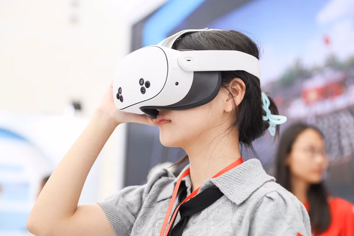 Khách tham quan đeo kính VR Meta Quest, tự do di chuyển trong không gian 360 độ, cảm nhận âm thanh, chuyển động của đám đông, nét mặt và lời thề của đồng bào, hòa mình vào bầu không khí lịch sử hào hùng.