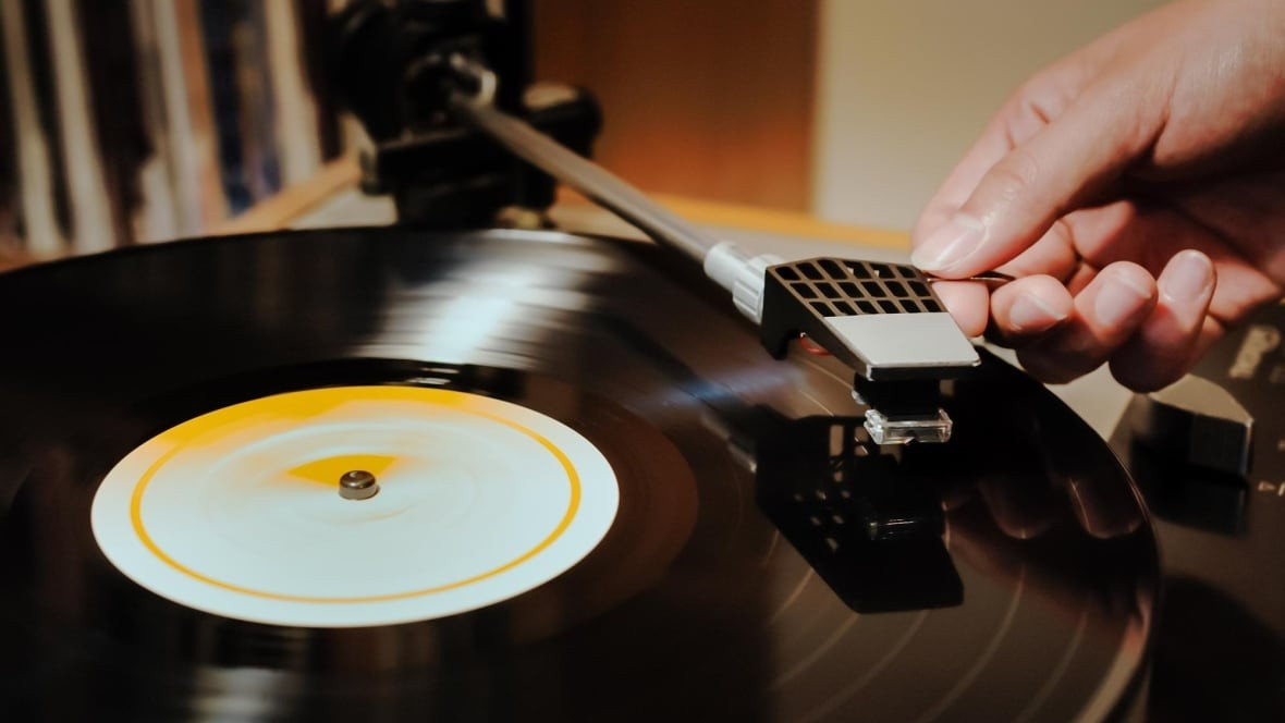 Đĩa than từng là biểu tượng sang trọng, nơi mỗi lần đặt kim nghe nhạc là cả một nghi thức.