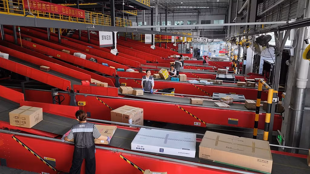 Có thời điểm, lượng bưu kiện xử lý mỗi ngày tại Trung Quốc lên tới gần 800 triệu đơn, cho thấy quy mô khổng lồ của thị trường.