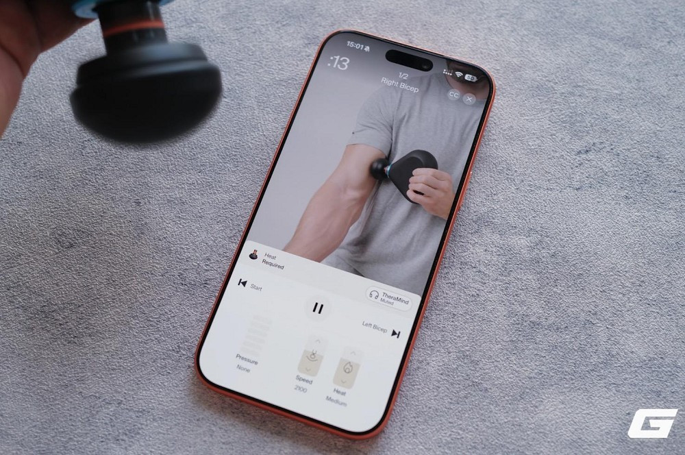 Pin cho thời lượng 2–3 giờ, sạc USB-C tiện lợi, đủ dùng nhiều ngày cho những ai thường xuyên tập luyện hoặc đau mỏi vai gáy.(Ảnh: Genk)