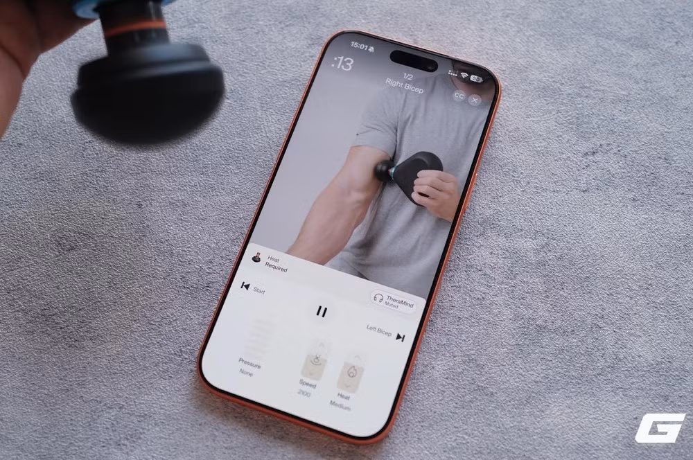 Pin cho thời lượng 2–3 giờ, sạc USB-C tiện lợi, đủ dùng nhiều ngày cho những ai thường xuyên tập luyện hoặc đau mỏi vai gáy.(Ảnh: Genk)