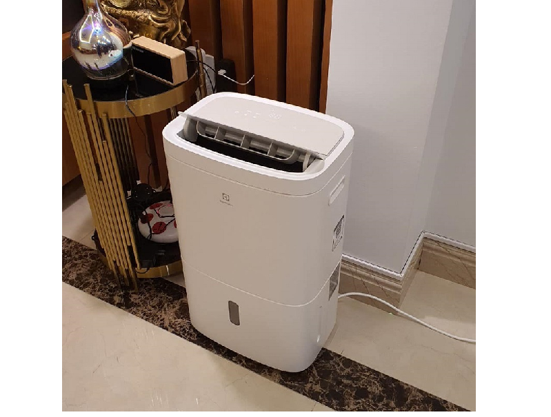 Thiết bị có cảnh báo khi bình đầy và chế độ hẹn giờ tiện lợi. Đây là lựa chọn cân bằng giữa hiệu năng và tiết kiệm điện cho phòng ngủ hoặc phòng khách nhỏ.