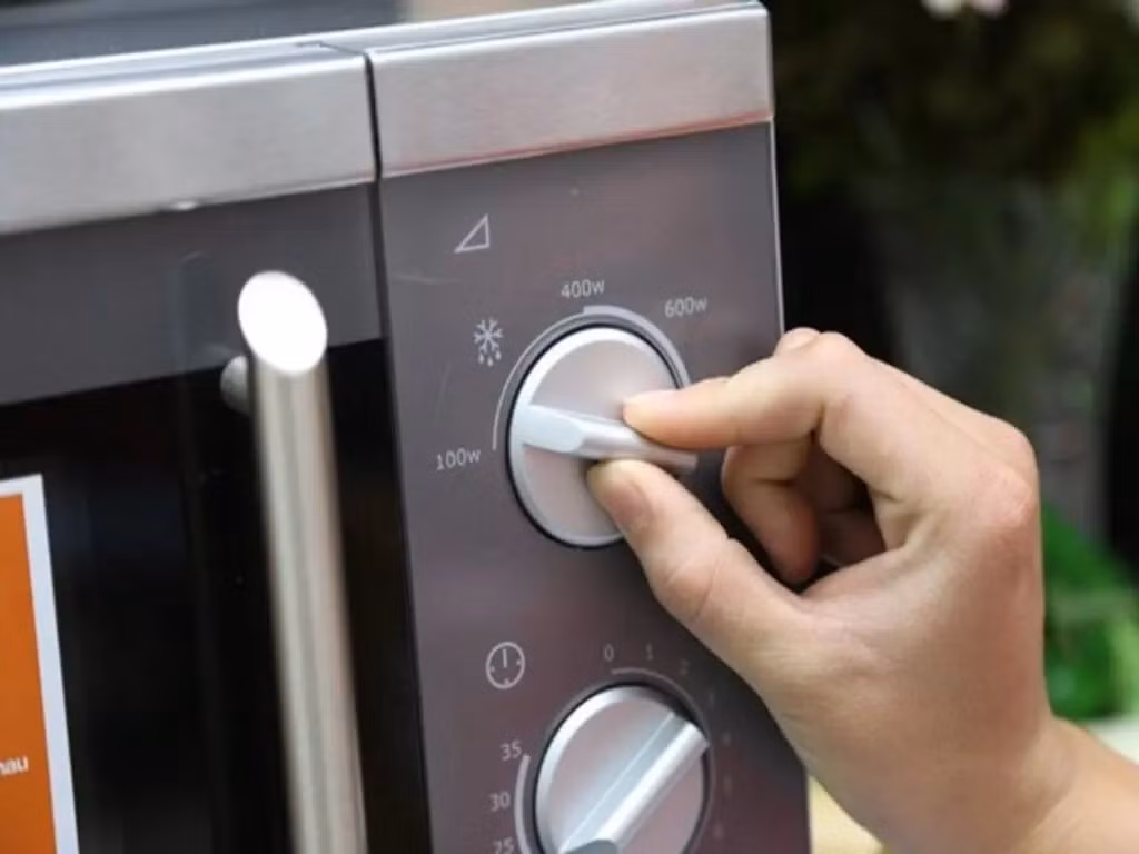 Chế độ hẹn giờ và điều chỉnh công suất phù hợp giúp món ăn chín đều mà vẫn tiết kiệm khoảng 10% điện năng.