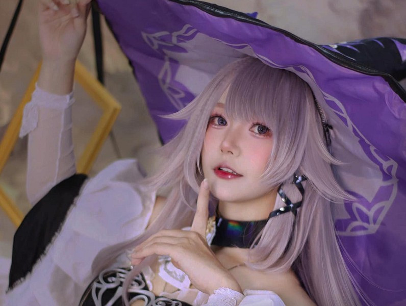 Mái tóc búi cầu kỳ cùng lớp trang điểm hồng nhẹ giúp cô hóa thân như một mỹ nữ cổ trang.