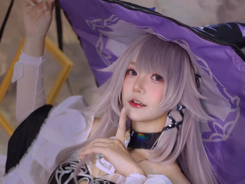 Mái tóc búi cầu kỳ cùng lớp trang điểm hồng nhẹ giúp cô hóa thân như một mỹ nữ cổ trang.