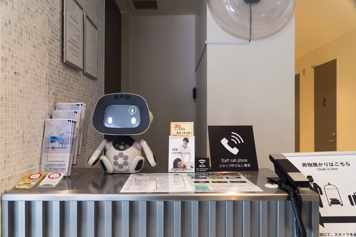 Câu chuyện Henn na Hotel cho thấy công nghệ có thể hỗ trợ, nhưng trái tim ngành khách sạn vẫn là con người.