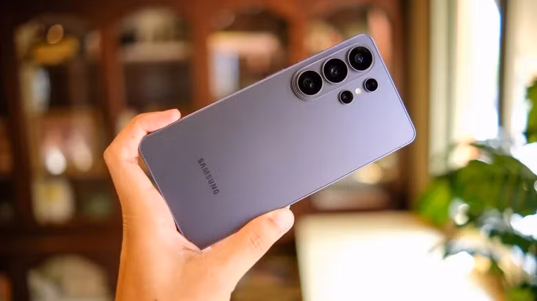 Thực tế, chỉ một trong hai lỗ này là micro, trong khi lỗ còn lại đóng vai trò khe thông hơi giúp cân bằng áp suất bên trong máy và hỗ trợ khả năng kháng nước.