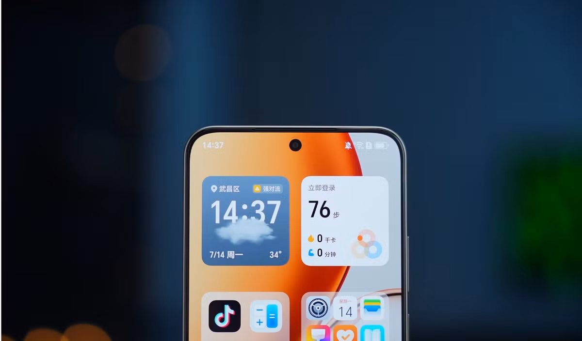 Camera chính 50MP hỗ trợ chống rung OIS và lấy nét PDAF, còn camera selfie có độ phân giải 8MP.