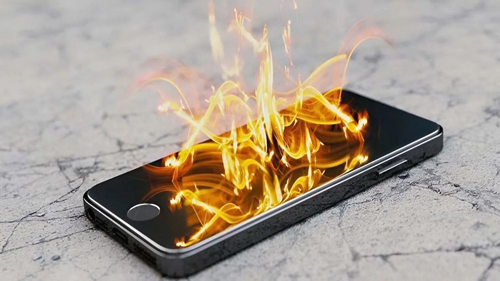 Cáp sạc rẻ tiền thường truyền điện không ổn định, khiến điện thoại nóng bất thường khi sạc.