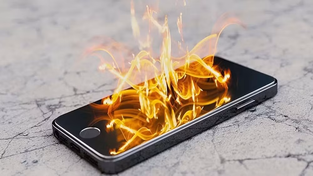 Cáp sạc rẻ tiền thường truyền điện không ổn định, khiến điện thoại nóng bất thường khi sạc.