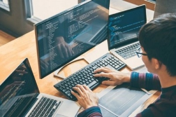 Nhân viên còn lại cho biết khối lượng công việc tăng mạnh sau các đợt sa thải.