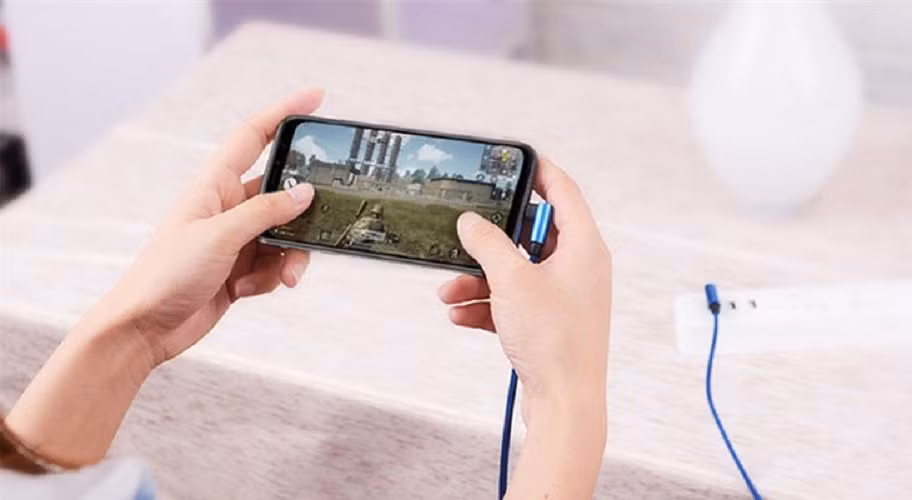Hạn chế dùng điện thoại khi sạc, đặc biệt là chơi game hay xem video, để tránh tăng nhiệt và làm chậm quá trình nạp pin.