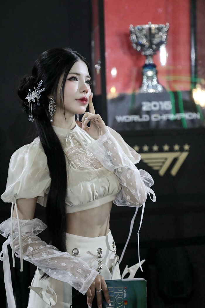 Dưới ánh nắng đời thường, phong cách của Mai Dora mang đến cảm giác vừa gần gũi vừa cuốn hút.