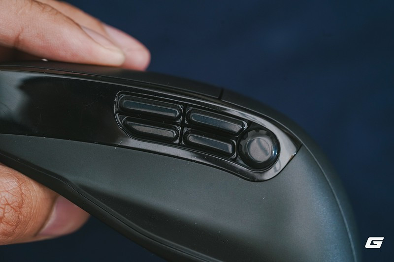 Điểm khác biệt nổi bật nhất là màn hình mini trên thân chuột, hiển thị trực quan pin, DPI và chế độ kết nối.(Ảnh: Genk)