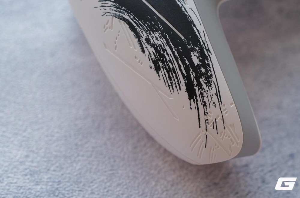 Phiên bản Black mang tông trầm mạnh mẽ, trong khi bản Gold phản chiếu ánh sáng như một bộ giáp samurai rực rỡ. (Ảnh: Genk)