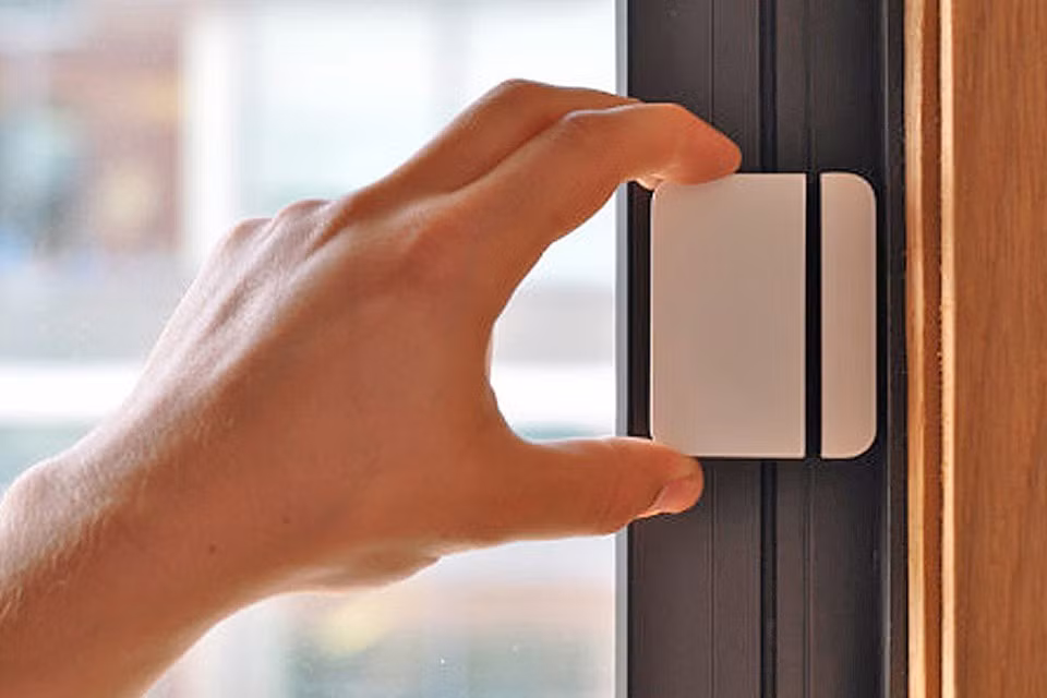 Thay vì ghi hình, các hệ thống cảm biến cửa hoạt động âm thầm, chỉ cảnh báo khi có đột nhập.