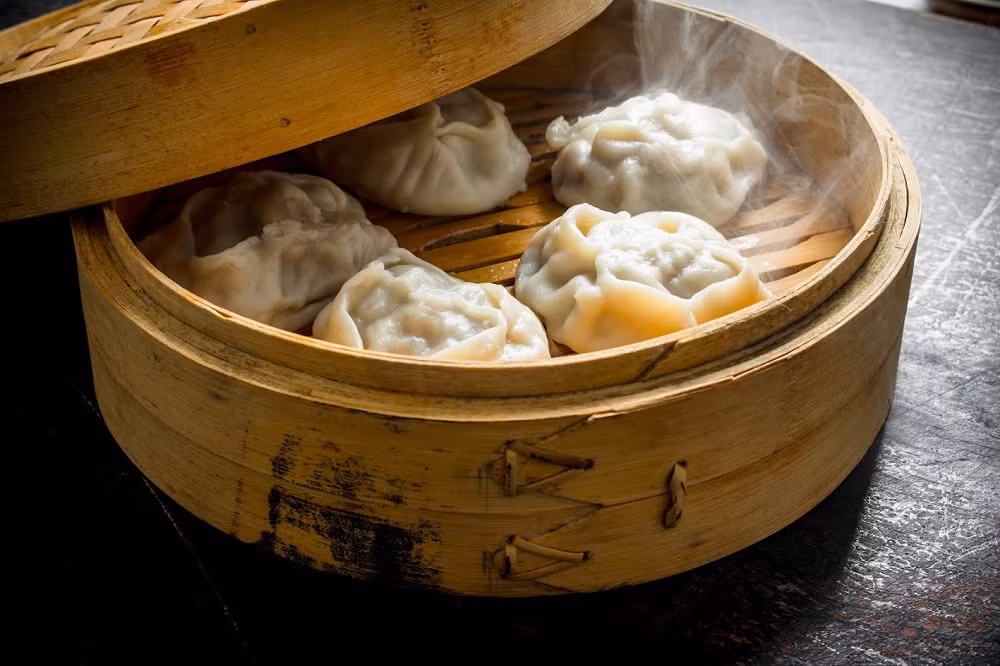 Giới chuyên gia cảnh báo nếu không kiểm soát, mô hình “công nghiệp hóa lừa đảo” này sẽ làm suy giảm niềm tin thị trường, đẩy cả người bán chân chính lẫn người tiêu dùng vào thế bất lợi.