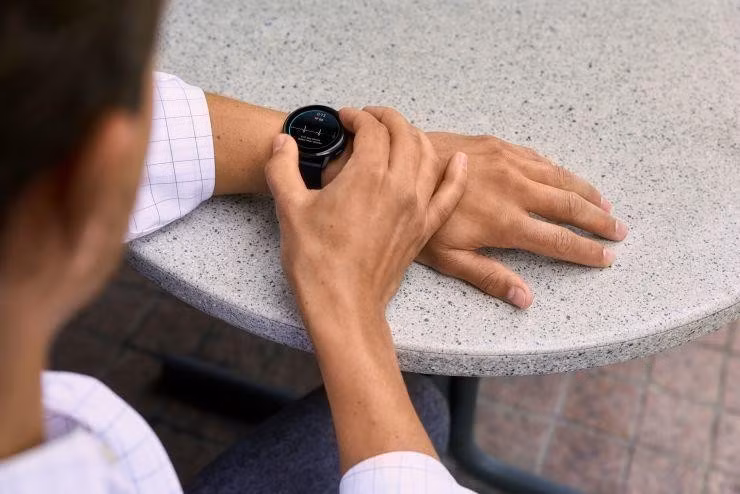 Màn hình AMOLED rực rỡ, tích hợp đèn pin LED tiện lợi cho chạy đêm hoặc tìm đồ.