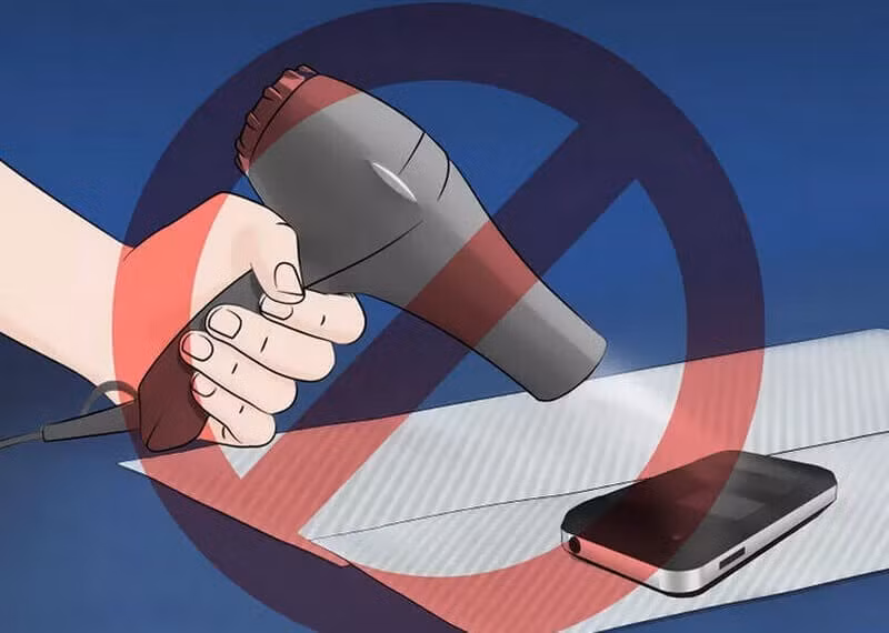 Nhiều người dùng máy sấy hoặc phơi nắng gắt để làm khô, nhưng nhiệt độ cao khiến linh kiện biến dạng.