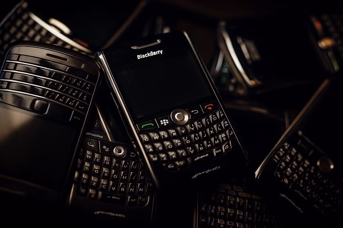 Dù được yêu thích với bàn phím vật lý và bảo mật cao, hãng vẫn xem thường iPhone và bỏ lỡ kỷ nguyên hệ sinh thái số. (Ảnh:markettimes.vn)