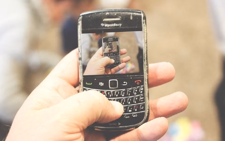 Gần đây, Gen Z tìm lại BlackBerry để “digital detox” và thể hiện phong cách retro độc đáo.