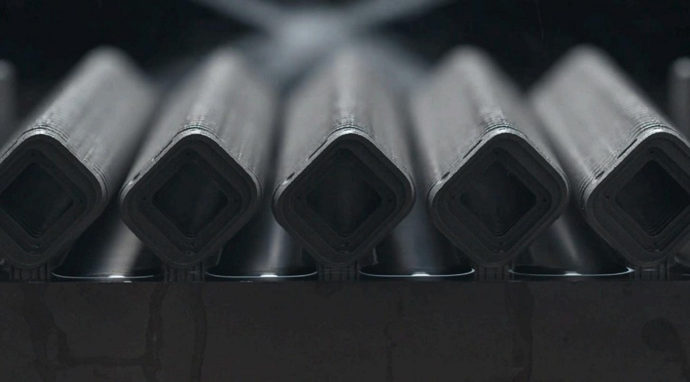 Sau in, khung vỏ trải qua hút chân không, rung siêu âm và kiểm tra quang học tự động.