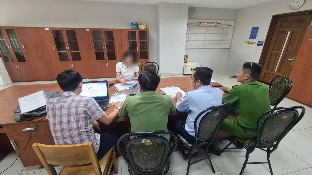 Cơ quan chức năng kiểm tra và phát hiện Công ty TNHH KVN quảng cáo sai quy định. Ảnh: CA