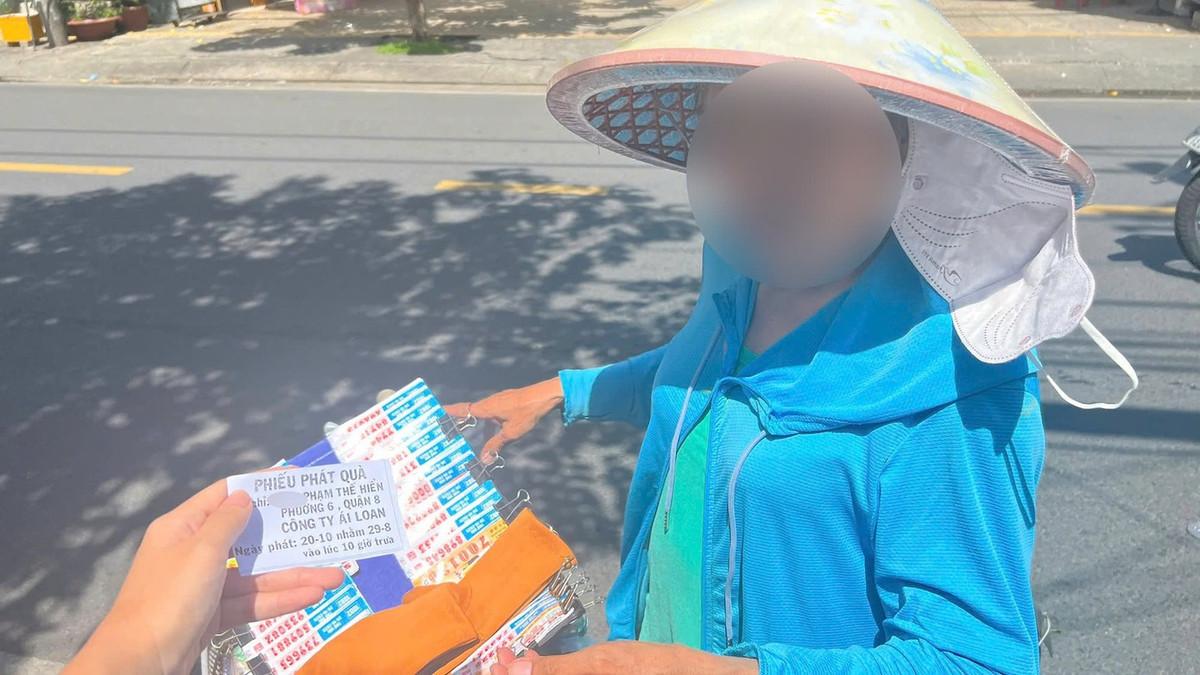 Một người dân bán vé số dạo đã mua phiếu tặng quà giả. Ảnh H.T