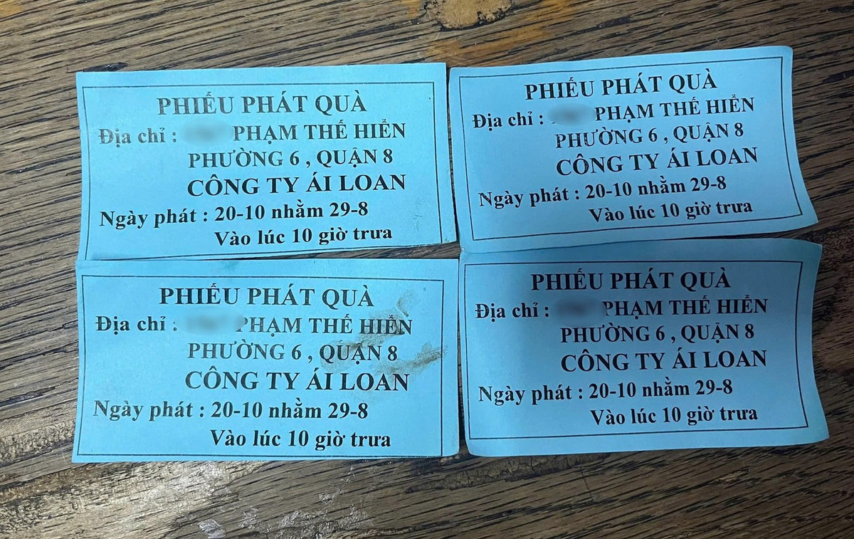 Nhiều người dân đã đưa tiền &quot;bồi dưỡng&quot; để lấy các phiếu phát quà. Ảnh: HT