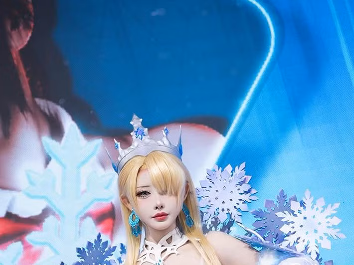 Gian hàng của tựa game thu hút lượng khách khổng lồ nhờ dàn cosplayer xinh đẹp và gợi cảm.