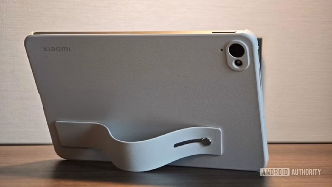 Thiết kế gọn nhẹ chỉ 326g giúp người dùng cầm nắm thoải mái, trong khi màn hình tỷ lệ 16:10 tối ưu cho việc xem phim, chơi game và chạy đa nhiệm. (Ảnh: Android Authority)