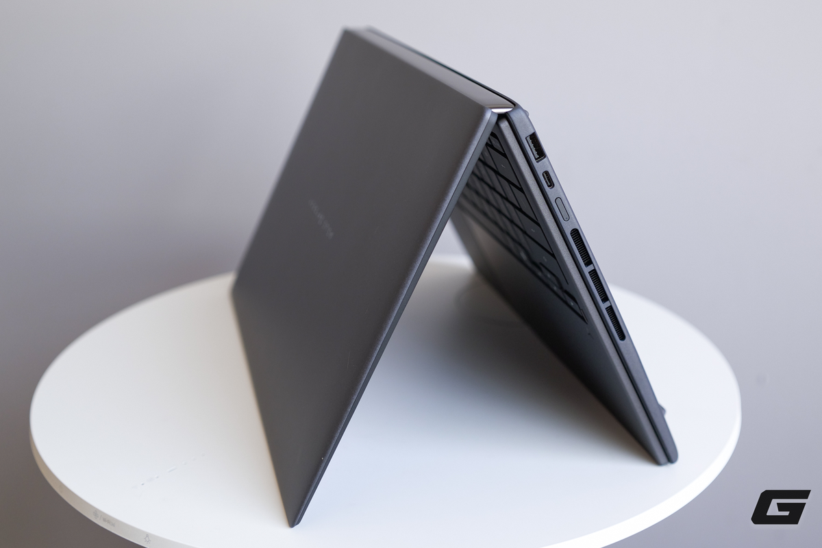 Máy sở hữu hai màn hình OLED 14 inch độ phân giải 2880x1800, viền mỏng hơn 70%, hiển thị liền mạch và hỗ trợ tần số quét 144Hz.(Genk)